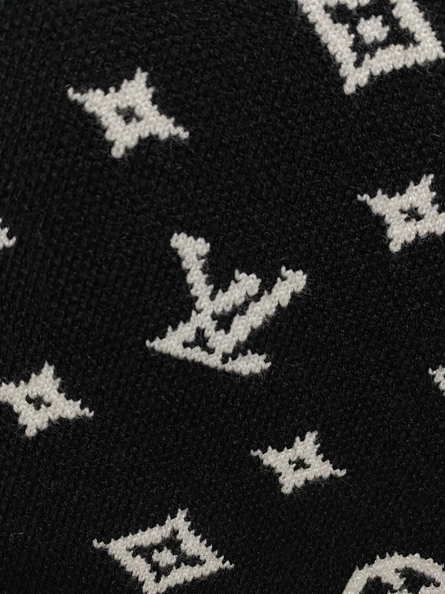 🅿️440 [LV Louis Vuitton] Autumn and winter classic lapel sweater, in full condition! ! ! Wool blended fabric, the latest model in 2025, golden ratio! ! Slim-fitting soft gold, versatile and practical item, the combination and practicality are extremely powerful, simple and elegant, and classy! To create your own style, it is highly recommended to buy it in two colors. The standard slim fit tailoring process is suitable for both young and old men. It is knitted from wool and will not cause any discomfort! While keeping warm, it is stylish, textured and wearable, and the classic logo with contrasting colors on the chest feels in place! ! Recommended for regular customers! ! Size M-3XL (maximum wear: 190 pounds)